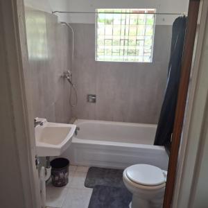 Healing 3-Bed Retreat - Sleeps 3 Hot Tub & Pool