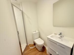 M094 Marquer Joli studio avec balcon