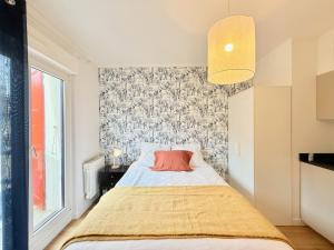 M094 Marquer Joli studio avec balcon