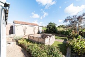 2 Bed Modern Bungalow in Darwen, Garden & Parking