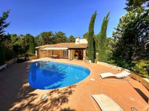 Air-conditioned Provencal house with pool
