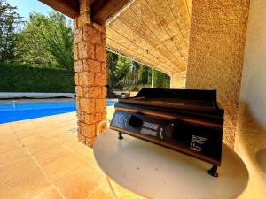Air-conditioned Provencal house with pool