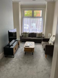 ML Short Stays - 3 Bedroom House Near BAE