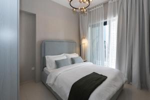 Keyrock Living - Lakeview Luxury with Pool Access