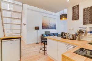 Charming with mezzanine in the heart of the 11th