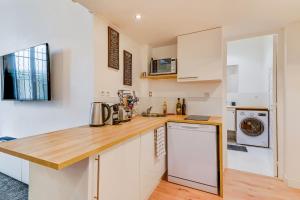 Charming with mezzanine in the heart of the 11th