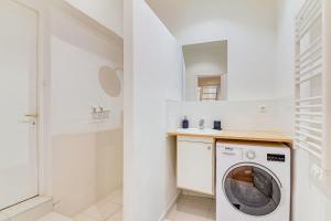 Charming with mezzanine in the heart of the 11th