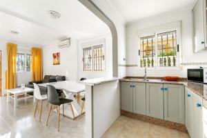 Espaciosa casa de tres habitaciones Orihuela Costa