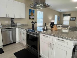 Cottage on 10th Cozy Retreat Near Downtown & Beach