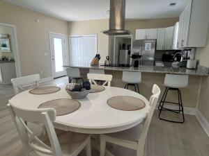 Cottage on 10th Cozy Retreat Near Downtown & Beach