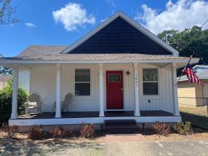 Cottage on 10th Cozy Retreat Near Downtown & Beach
