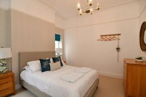 South Coast Beach Holiday Home-3 BED-GF-Sleeps 6-Free Parking-Walk to Beach-Private Garden- Families-Professional Groups-Contractors WELCOME