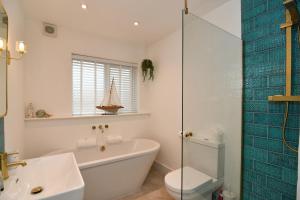 South Coast Beach Holiday Home-3 BED-GF-Sleeps 6-Free Parking-Walk to Beach-Private Garden- Families-Professional Groups-Contractors WELCOME