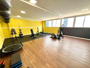 Apartamento Inteiro - 2 Quartos com AC - Wifi 1000mb - Piscina - 1 Vaga de Garagem - Elevador - Sacada Gourmet - Indicado para Grupos, Hospedes a Trabalho, Família e Pets