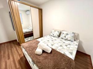 Apartamento Inteiro - 2 Quartos com AC - Wifi 1000mb - Piscina - 1 Vaga de Garagem - Elevador - Sacada Gourmet - Indicado para Grupos, Hospedes a Trabalho, Família e Pets