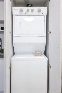 Comfy 1BR Apt, King Bed, Pool