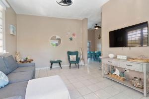 Las Palmas Beach House with Private Pool and Pool Table