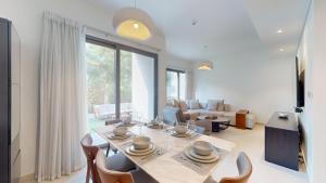 Vacationer Holiday Homes l Luxury Comfort 2 Bed Villa with Garden & Garage I Tilal Al Ghaf