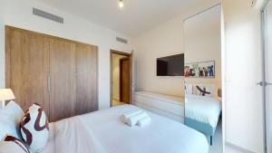 Vacationer Holiday Homes l Luxury Comfort 2 Bed Villa with Garden & Garage I Tilal Al Ghaf