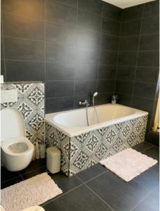 Spectacular 3Floor Town House Nearby CityCenter