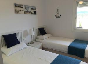 2 Bed Sleeps 4 sea views terrace communal pool