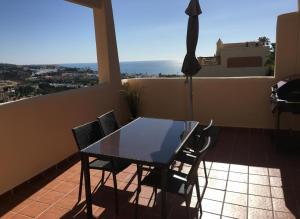 2 Bed Sleeps 4 sea views terrace communal pool