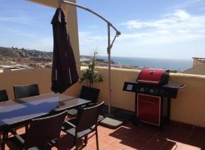 2 Bed Sleeps 4 sea views terrace communal pool