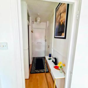 Elishas City Apartment