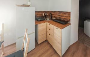 Stunning Apartment In Tkon With House Sea View