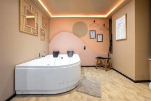 Deluxe Studio, Désert Rose, jacuzzi, MULHOUSE CENTRE