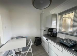 Modern 1 Bed Flat Moments from Chiswick High Road