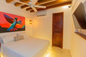 Casa Bali Castillo View Private Pool & Rooftop, Near Historic Center