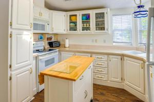 Cozy Jensen Beach Home Pool Access, Walk to Beach