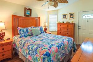 Cozy Jensen Beach Home Pool Access, Walk to Beach