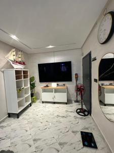 Modern & Cozy Apartment near Airport & Train Station