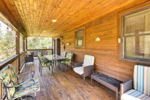 3 Mi to Snowshoe Resort Cabin with Hot Tub