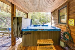 3 Mi to Snowshoe Resort Cabin with Hot Tub