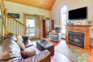 3 Mi to Snowshoe Resort Cabin with Hot Tub