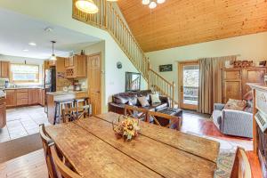 3 Mi to Snowshoe Resort Cabin with Hot Tub