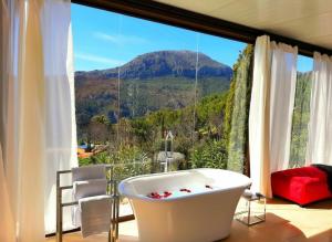 Stylish beautiful and exotic Oleandro glass Suite