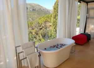 Stylish beautiful and exotic Oleandro glass Suite