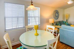 Cozy Jensen Beach Home Pool Access, Walk to Beach