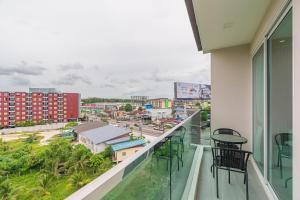 Modern 1BR Condo w Balcony Near Central Phuket