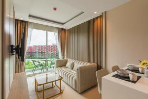 Modern 1BR Condo w Balcony Near Central Phuket