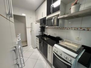 Apartamento grande, com ar condicionado e perto da praia!