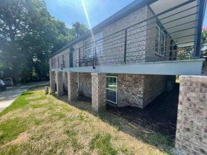 Heart of city studio with 2 queen beds