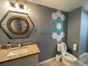 Heart of city studio with 2 queen beds