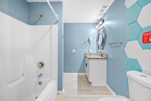 Heart of city studio with 2 queen beds