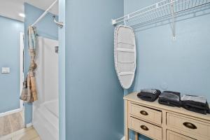 Heart of city studio with 2 queen beds