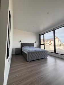 "Deerpark Villa - Sleeps 8, Views of The Rock & Cashel Palace Hotel"